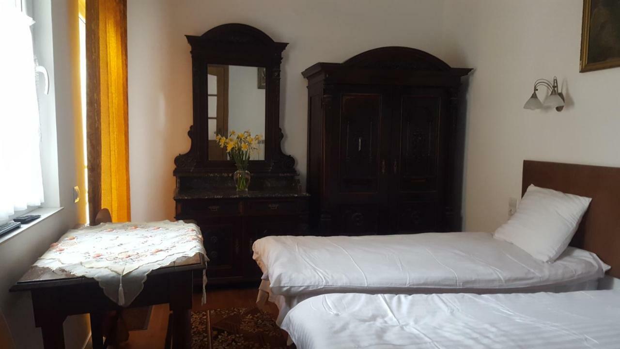 Room In An Old House Truskavets Buitenkant foto