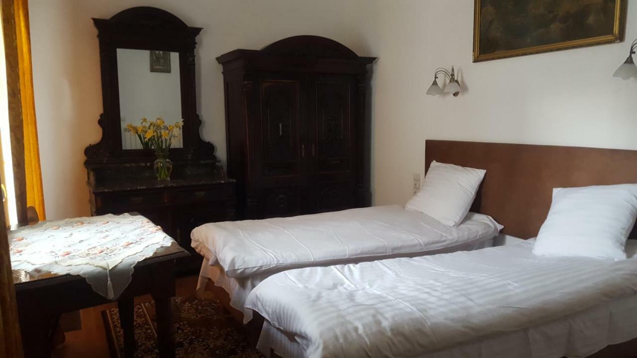 Room In An Old House Truskavets Buitenkant foto